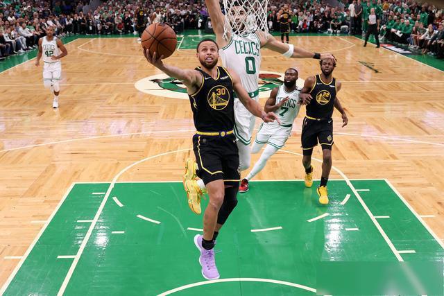 罗马诺：曼联27岁中场麦克托米奈转会那不勒斯